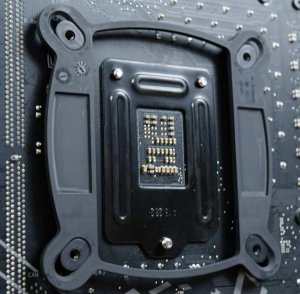 Backplate à l’arrière de la carte mère